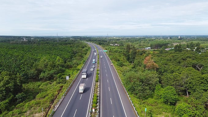 Tuyến đường 'huyết mạch' kết nối TP. HCM tới sân bay lớn nhất Việt Nam sẽ được mở rộng lên 10 làn xe?